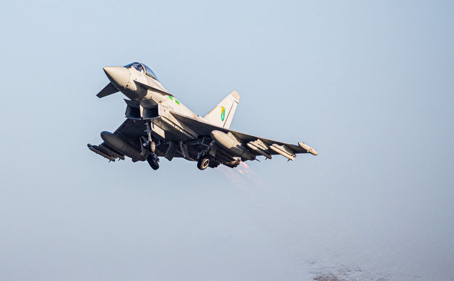 Un Typhoon FGR4 del Escuadrón 3 (F) despega de la RAF Coningsby ©RAF