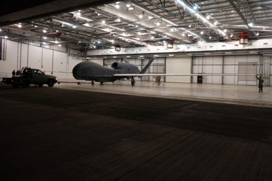 Un RQ-4B Global Hawk asignado a la 319ª Ala de Reconocimiento de la Base de la Fuerza Aérea de Grand Forks llega a un hangar en RAF Fairford, Inglaterra, el 22 de agosto de 2024 en apoyo de las fuerzas aliadas y de la coalición estadounidense. Se trata del primer despliegue de un RQ-4 estadounidense en Inglaterra. (Foto de la Fuerza Aérea de EE.UU. por el aviador Adam Enbal)