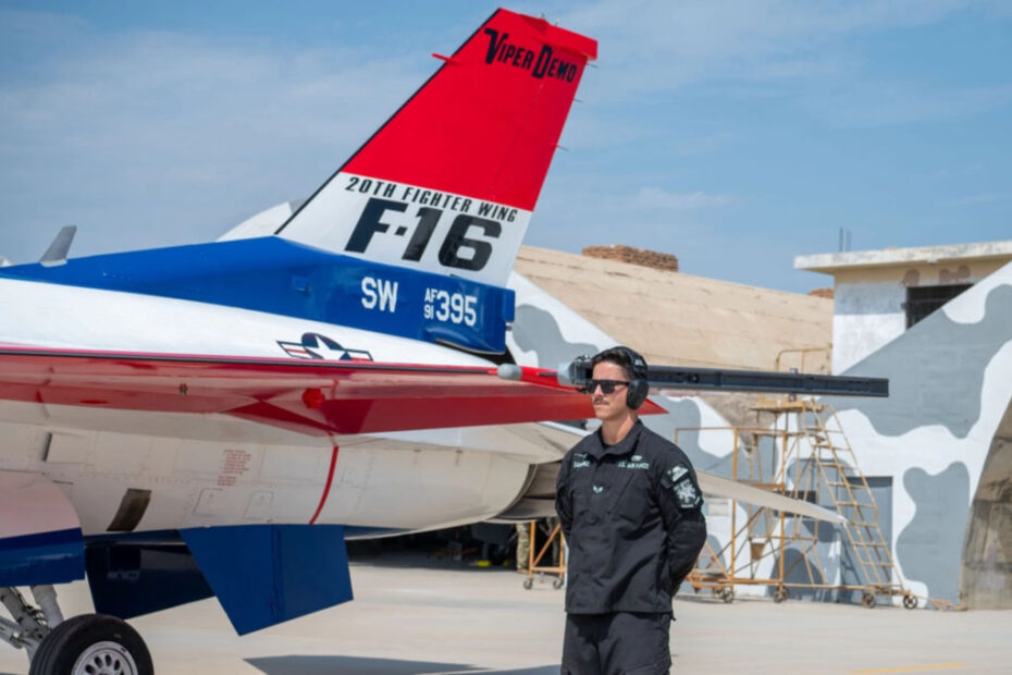 El aviador senior de la Fuerza Aérea de EE.UU. Elías Sánchez, jefe de tripulación del equipo de demostración del F-16 Viper, realiza un lanzamiento durante el Festival Aéreo Chiclayo 2024 en Chiclayo, Perú, el 16 de junio de 2024. En 2024, el equipo representará al Mando de Combate Aéreo y a la Fuerza Aérea en 25 exhibiciones en cuatro países. (Foto de la Fuerza Aérea de EE.UU. por la aviador senior Meghan Hutton)