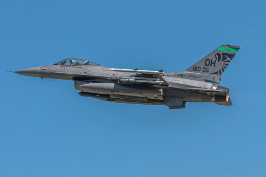 Un F-16 Fighting Falcon de la Fuerza Aérea de EE.UU., asignado al Ala de Caza 180 de la Guardia Nacional de Ohio, sobrevuela la Base de la Guardia Nacional Aérea de Volk Field tras un vuelo de entrenamiento, como parte del ejercicio Northern Lightning, en Camp Douglas, Wisconsin, el 7 de agosto de 2024. Northern Lightning es un ejercicio de entrenamiento conjunto, que hace hincapié en los objetivos definidos por el usuario, lo que resulta en un entrenamiento a medida, basado en escenarios, de espectro completo y de alto nivel. (Foto de la Guardia Nacional Aérea de EE.UU. por el aviador Nicholas Battani)