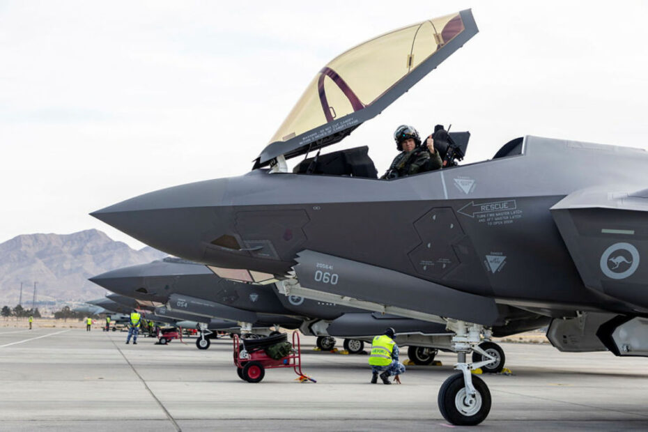 (Imagen de archivo) )El comandante del escuadrón nº 3 de la Real Fuerza Aérea Australiana, comandante de ala Adrian Kiely, se prepara para pilotar un avión F-35A Lightening II durante Red Flag Nellis 24-1 en Nevada, Estados Unidos. Defensa de Australia