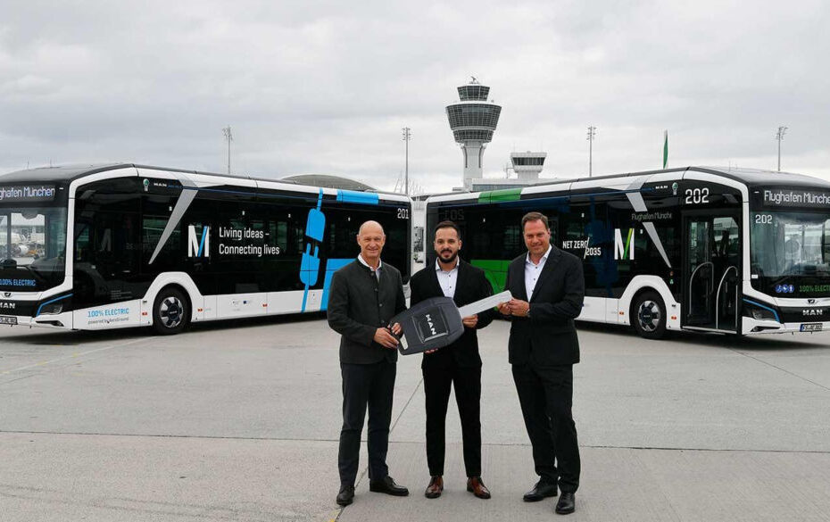 Patrick Cuturic, de MAN Truck & Bus Germany (centro), entregó los diez primeros autobuses eléctricos de pasajeros a Jost Lammers, Director General del Aeropuerto de Múnich (izquierda), y a Helmut Ehrnstraßer, Director General de AeroGround, en una simbólica ceremonia de entrega de llaves. ©Munich Airport