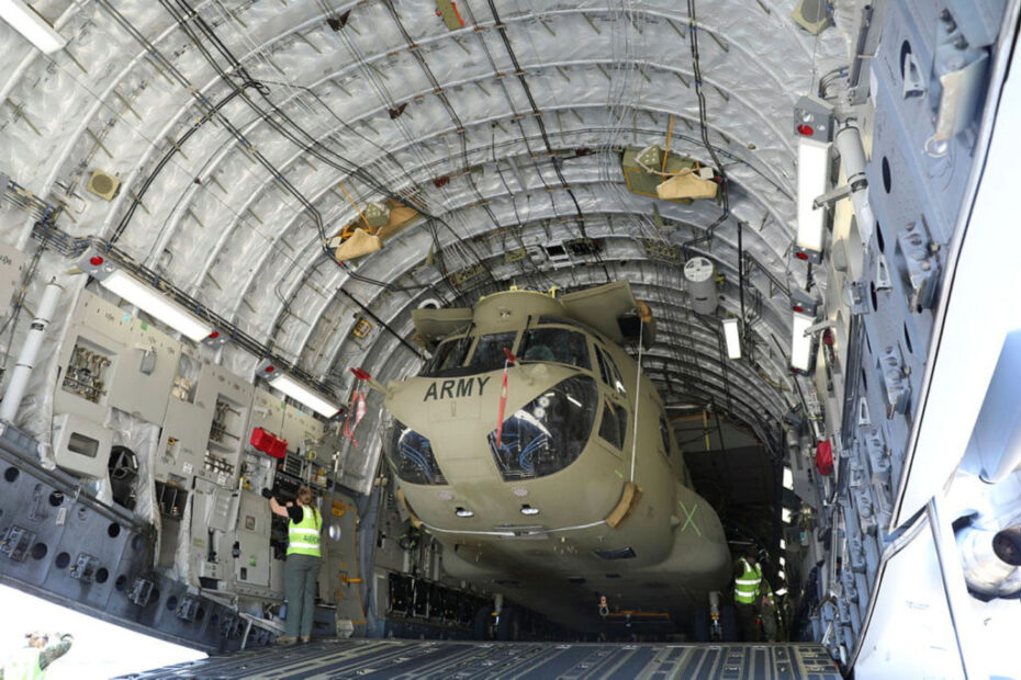 Un helicóptero CH-47F Chinook es cargado y preparado para su transporte dentro de un C-17 Globemaster III de la Real Fuerza Aérea Australiana como parte de un reciente entrenamiento de Despliegue Aéreo Estratégico realizado por el 5º Regimiento de Aviación en la Base Townsville de la RAAF, Queensland.©Departamento de Defensa de Australia