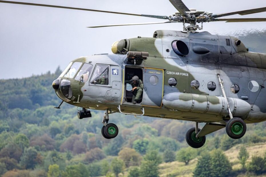 Las tripulaciones de defensa antiaérea practicaron el transporte aéreo de sus sistemas en helicópteros Mi-17 de la Fuerza Aérea checa. El entrenamiento de despliegue con unidades de helicópteros favorece la movilidad táctica, que es clave en los conflictos contemporáneos, Fotografía cortesía de las Fuerzas Armadas Checas.