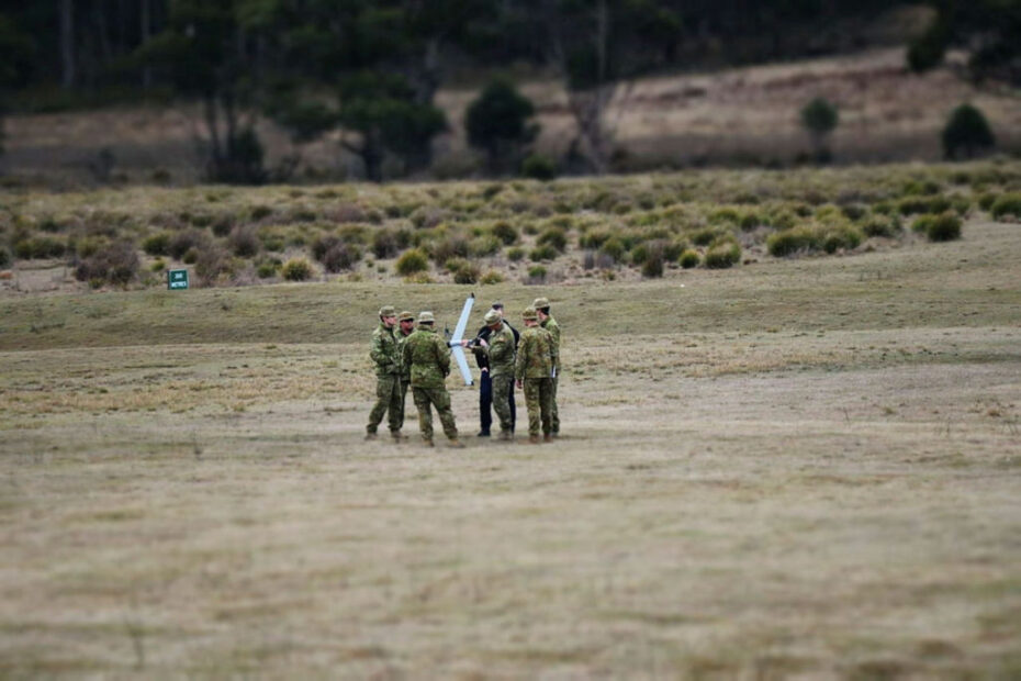 Soldados del Ejército australiano de la 2ª/10ª Batería, 9º Regimiento, Real Artillería Australiana, se reúnen en torno al instructor durante el curso de formación de instructores en la zona de entrenamiento de Buckland, Tasmania. ©Department of Defence (Australia)