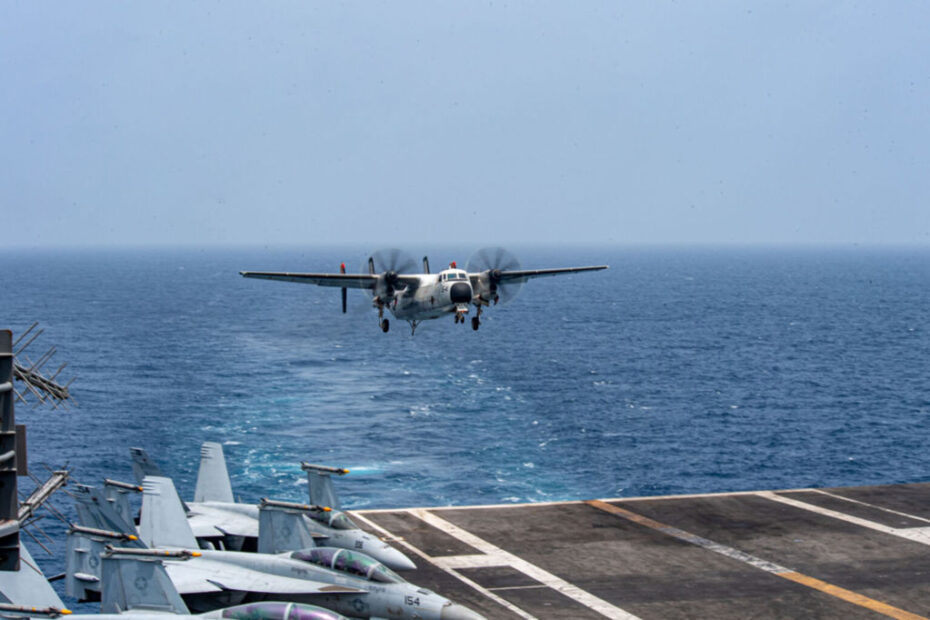 Un avión C-2A Greyhound aterriza en la cubierta de vuelo del USS Theodore Roosevelt, el 22 de julio de 2024. El portaaviones está desplegado con la zona de operaciones de la 5ª Flota de Estados Unidos para apoyar la seguridad y la estabilidad marítimas en la zona de responsabilidad del Mando Central de Estados Unidos. Imagen: DoD