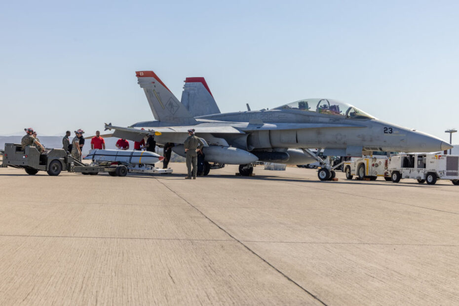 Infantes de Marina de la 3ª Ala Aérea de los Marines cargan un misil aire-superficie (JASSM) AGM-158A en un F/A-18 Hornet durante la validación y verificación del AGM-158A en la Estación Aérea del Cuerpo de Marines de Miramar, California, el 27 de agosto de 2024. MALS-11 y VMFA-232 fueron las primeras unidades del Cuerpo de Marines en realizar operaciones de artillería con el AGM-158A JASSM que se está incorporando al arsenal de artillería del F/A-18 Hornet. ©Cuerpo de Marines de EE.UU.