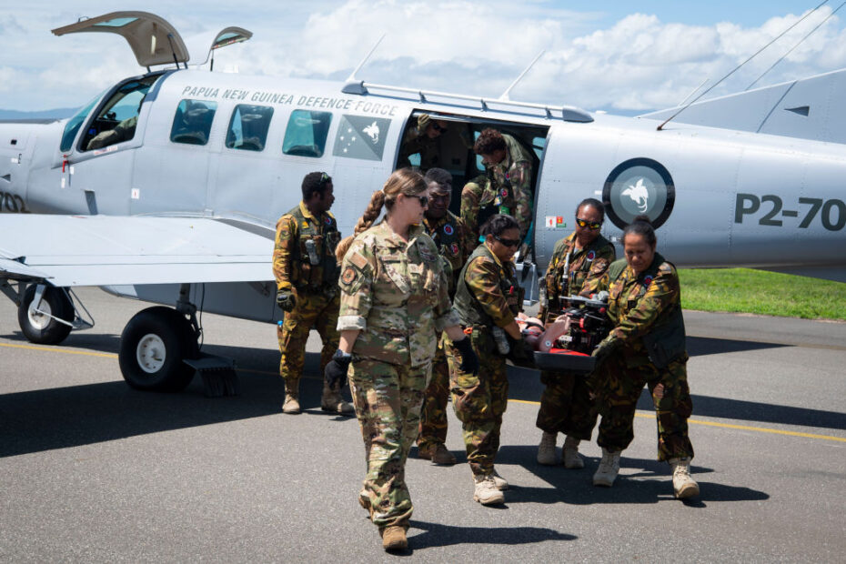 Personal de evacuación aeromédica de la Fuerza Aérea de EE.UU. y de la Fuerza de Defensa de Papúa Nueva Guinea retiran a un herido simulado de un PAC-750 de la PNGDF durante el Pacific Angel 24-1 en Lae, Papúa Nueva Guinea, 29 de agosto de 2024. El personal de la Fuerza Aérea de EE.UU., la Real Fuerza Aérea de Australia y las Fuerzas de Defensa de Papúa Nueva Guinea culminaron tres días de entrenamiento en evacuación aeromédica e intercambios de expertos en la materia con un ejercicio de entrenamiento sobre el terreno. Pacific Angel es una serie de ejercicios conjuntos, combinados y bilaterales de respuesta humanitaria que apoya los objetivos del Mando Indo-Pacífico de EE.UU., la estrategia de las Fuerzas Aéreas de EE.UU. en el Pacífico y los respectivos objetivos de Compromiso Estratégico de las Embajadas de EE.UU.. (Foto de la Fuerza Aérea de EE.UU. por el Sargento Mayor DeAndre Curtiss)