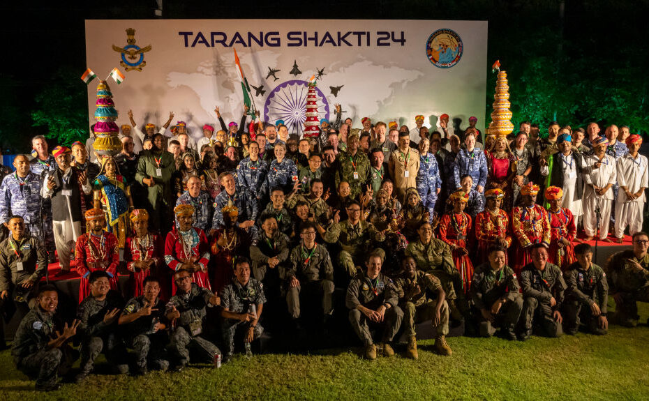 Miembros de la Fuerza Aérea de los Estados Unidos, la Real Fuerza Aérea Australiana, la Fuerza Aérea de Bangladesh, la Fuerza Aérea Helénica, la Fuerza Aérea de la República de Singapur, la Fuerza Aérea de la India y la Fuerza Aérea de los Emiratos Árabes Unidos posan para una foto con artistas culturales de la India al concluir la ceremonia de apertura de la fase II de Tarang Shakti 24 en la Estación de la Fuerza Aérea de Jodhpur, Rajastán, India, 30 de agosto de 2024. A lo largo de la fase II de TS24, la Fuerza Aérea de la India acogió a 28 países en el ejercicio multinacional para establecer alianzas. Foto de la ANG por la aviadora superior Sabrina Fuller-Judd