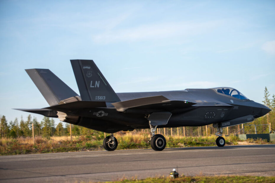 Un F-35 Lightning II de la Fuerza Aérea de los EE.UU. asignado a la 48ª Ala de Caza RAF, Lakenheath, Reino Unido, aterriza durante el ejercicio BAANA 2024 en la pista de la autopista Hosio, Ranua, Finlandia, el 4 de septiembre de 2024. Durante el ejercicio, dos F-35 demostraron operaciones de aterrizaje y despegue en la pista de la autopista finlandesa para practicar el Empleo Ágil de Combate, que aumenta la capacidad de los socios colectivos para colaborar y operar en un entorno conjunto de alta intensidad, mejorando la preparación, la capacidad de respuesta y la interoperabilidad. (Fotografía de la Fuerza Aérea de los EE.UU. por la aviadora de primera clase Tabatha Chapman)