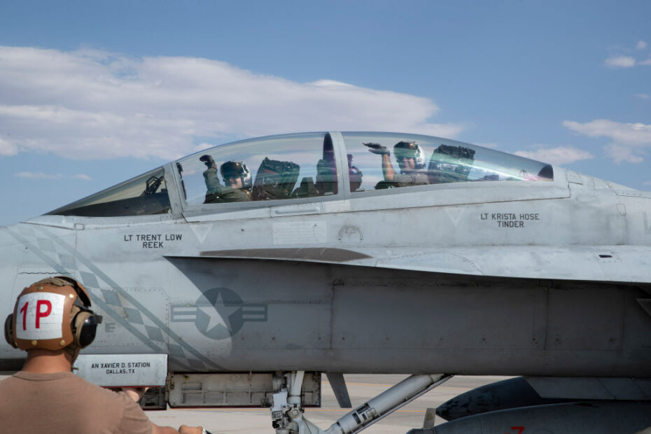 Aviadores navales se preparan para el vuelo en un F/A-18F Super Hornet del VFA-102 durante el entrenamiento del Ala Aérea Fallon para el CVW-5 en la Estación Aérea Naval Fallon, Nev. (©US Navy/MC1 Gavin Graham)