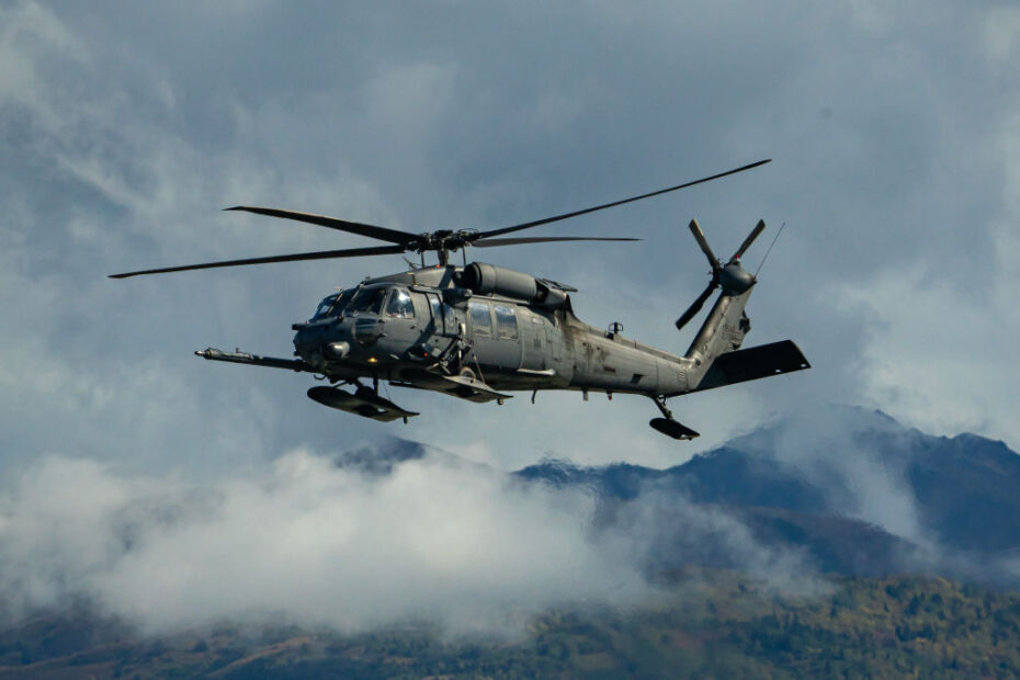 Guardias del 210º Escuadrón de Rescate Aéreo Nacional de Alaska se entrenan en operaciones del HH-60G Pave Hawk el 6 de septiembre de 2024, en la Base Conjunta Elmendorf-Richardson, Alaska. El HH-60 es la única plataforma de búsqueda y rescate de combate de ala rotatoria del Departamento de Defensa. Foto de la ANG por: Aviador Principal Joseph Moon