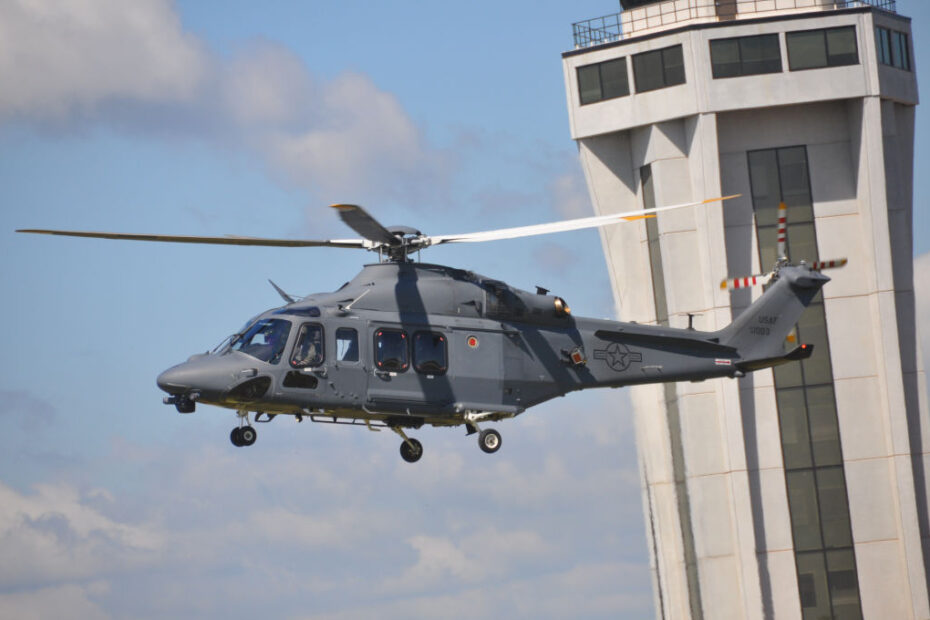 Un helicóptero MH-139A Grey Wolf de la Fuerza Aérea de EE.UU. del 908º Ala de Entrenamiento de Vuelo se prepara para aterrizar durante un ejercicio de Entrenamiento de Aviadores Listos el 7 de septiembre de 2024, en la Base Maxwell de la Fuerza Aérea, Alabama. Es la primera vez que un Grey Wolf participa en un ejercicio de entrenamiento desde su incorporación a la unidad. (Foto de la Fuerza Aérea de EE.UU. por Bradley J. Clark)