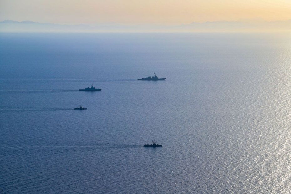 El USS Michael Murphy (DDG 112) navega con la armada egipcia durante el ejercicio Eagle Defender 24 en el área de responsabilidad de la 5ª Flota de EEUU. (Foto de la Marina de los EE.UU.)