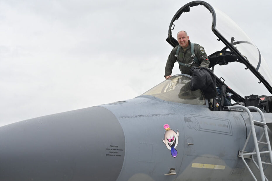 El general de división de la Fuerza Aérea de EE.UU. Duke Pirak, director en funciones de la Guardia Nacional Aérea, sube a la cabina del F-15 Eagle para su primer vuelo en el Eagle en cinco años en Kingsley Field en Klamath Falls, Oregón, 16 de septiembre de 2024. El Ala de Caza 173 en Kingsley Field proporciona entrenamiento inicial y de recalificación. Foto de la ANG por la Sargento Mayor Jennifer Shirar