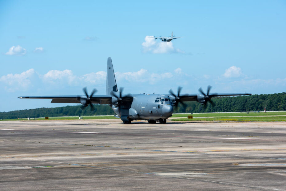 El primer avión C-130J «Super Hércules» recibido por la 189ª AW se desplaza tras su llegada inicial a Little Rock AFB, Arkansas, el 18 de septiembre de 2024, mientras otro C-130 despega al fondo. La llegada marca un paso importante hacia la modernización de la flota de la Guardia Nacional Aérea para mantener una rápida movilidad global con su principal avión de combate. (Foto de la Guardia Nacional Aérea de EE.UU. por el sargento técnico Christopher Sherlock)