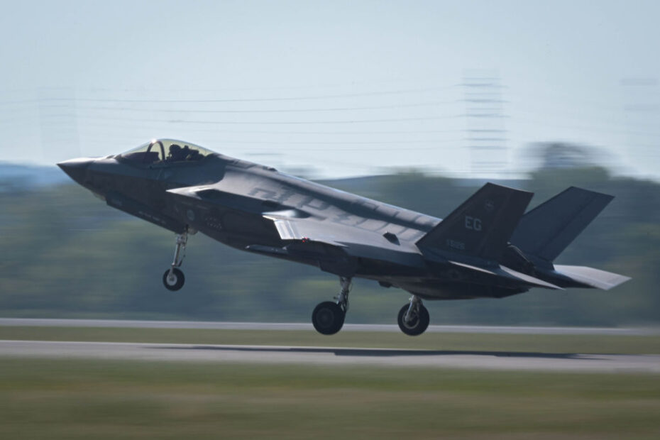 Los F-35 Lightning II del 33º Ala de Caza abandonan la Base de la Guardia Nacional Aérea de Ebbing tras la conclusión de la ceremonia de inauguración de las instalaciones de apoyo FMS y el ejercicio Agile Combat Employment, 20 de septiembre de 2024. Los aviones regresan a la Base de la Fuerza Aérea de Eglin al finalizar el ejercicio, lo que supone una exitosa demostración de despliegue rápido y preparación. (Foto de la Fuerza Aérea de EE.UU. por el aviador Christian Corley)