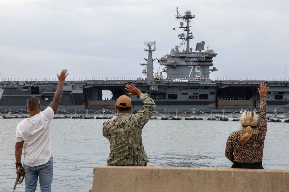 Amigos y familiares se despiden mientras el USS Harry S. Truman (CVN 75) parte de la Estación Naval de Norfolk para un despliegue programado a la zona de operaciones de las Fuerzas Navales de EE.UU. Europa-África/ Sexta Flota. (MCSN Whitten Helton)