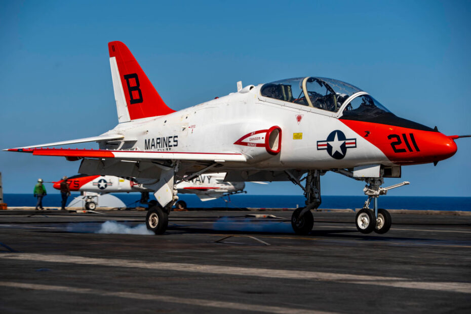 Un avión de entrenamiento T-45C Goshawk asignado al Ala Aérea de Entrenamiento (TW) (2), realiza un touch-and-go a bordo del USS Dwight D. Eisenhower (CVN 69). (MCSA Theodore Morrison)