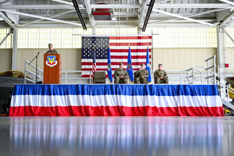 El Teniente General Michael Koscheski, subcomandante del Mando de Combate Aéreo, pronuncia un discurso durante la ceremonia de Asunción del Mando de tres unidades de acción de la Fuerza Aérea asignadas al ACC en la Base Conjunta Langley-Eustis, Virginia, el 23 de septiembre de 2024. Los líderes de la Fuerza Aérea identificaron la necesidad de unidades de acción cohesivas y flexibles para poder operar en entornos disputados. (Foto de la Fuerza Aérea de EE.UU. por la Sargento Madeline Herzog)