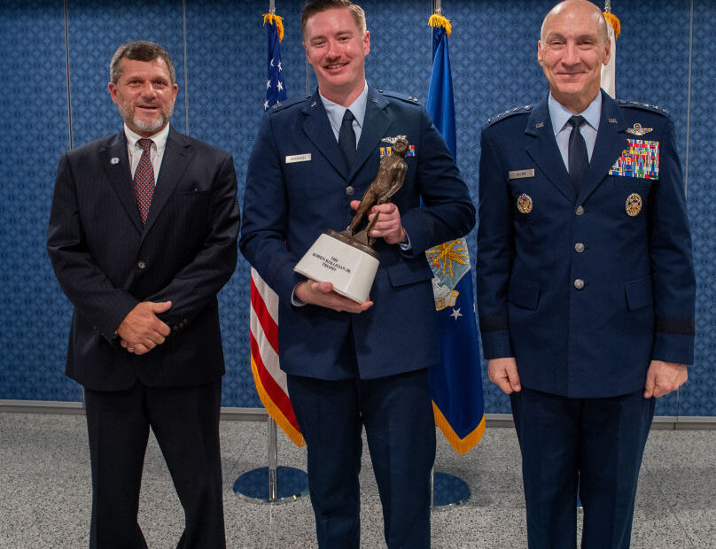 Kyle Anderson, el capitán Harry «Butcher» McMahon y el Jefe de Estado Mayor de la Fuerza Aérea, el general David Allvin, posan para una foto mientras McMahon sostiene el Trofeo Kolligian 2024 en el Pentágono, Arlington, Virginia, el 26 de septiembre de 2024. El trofeo reconoce las hazañas sobresalientes de las tripulaciones aéreas que, gracias a su extraordinaria destreza, excepcional estado de alerta, ingenio o competencia, evitaron accidentes o redujeron al mínimo la gravedad de los mismos en términos de lesiones, pérdida de vidas, daños a la aeronave o daños materiales. (Foto Fuerza Aérea de EE.UU.)