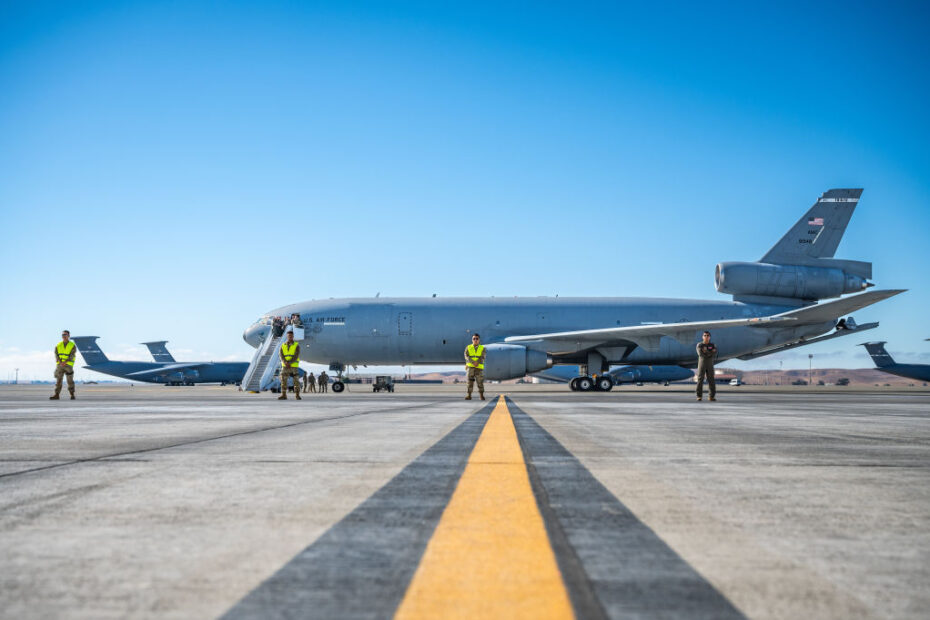 Un KC-10 Extender, número de cola 91948, en la línea de vuelo durante la Ceremonia de Despedida del KC-10 en la Base de la Fuerza Aérea de Travis, California, el 26 de septiembre de 2024. Al ser la última base en operar el KC-10, la Base Travis tuvo el honor de despedirse de una aeronave que ha sido un componente vital del alcance global del ejército estadounidense y de sus capacidades de proyección de poder, esta ceremonia marcó el cierre de un capítulo importante en la historia de la aviación militar. (Foto de la Fuerza Aérea de EE.UU. por el sargento técnico Daniel Peterson).