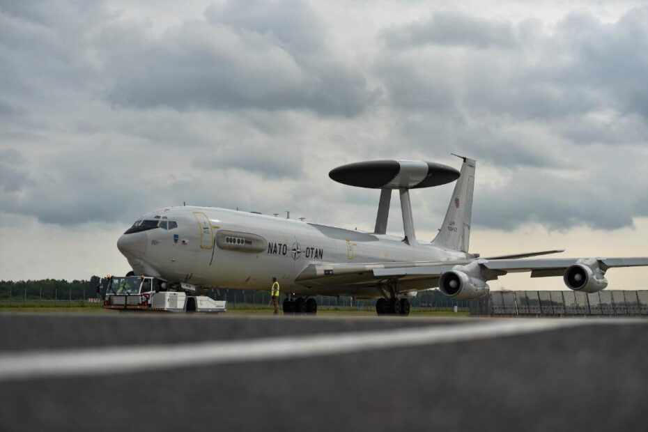 Los aviones AWACS de la OTAN estacionados actualmente en la Base Aérea de Preveza (Grecia) han iniciado vuelos de vigilancia sobre Rumanía reforzando la presencia de la Alianza en la región y controlando la actividad militar rusa en sus fronteras. Foto de archivo de Andrew Sarwer.