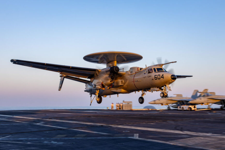 Un E-2D Advanced Hawkeye, adscrito a los "Seahawks" del Escuadrón de Mando y Control Aéreo (VAW) 126, aterriza en la cubierta de vuelo del USS Harry S. Truman (CVN 75), el 17 de agosto.Imagen: NAVAIR