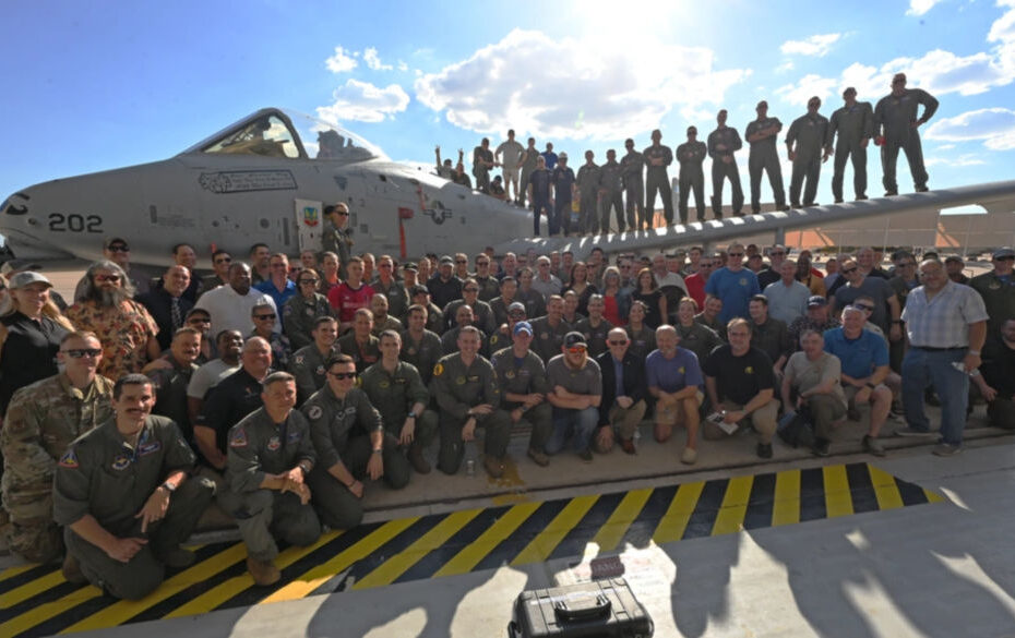 Miembros pasados y presentes del 354º Escuadrón de Cazas posan para una foto de grupo durante la ceremonia de inactivación del 354º FS en la Base Davis-Monthan de la Fuerza Aérea, Arizona, el 13 de septiembre de 2024. El avión A-10 Thunderbolt II fue el último avión de ala fija de la Fuerza Aérea dedicado a la misión de Búsqueda y Rescate en Combate. Foto de la Fuerza Aérea de EE.UU. por el sargento Abbey Rieves