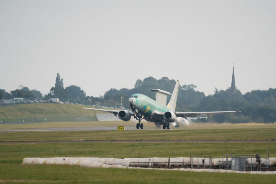 El E-7 Wedgetail británico levanta el vuelo por primera vez. Tres aviones 737 NG se encuentran actualmente en suelo británico para ser modificados en Birmingham. (Imagen de Boeing)