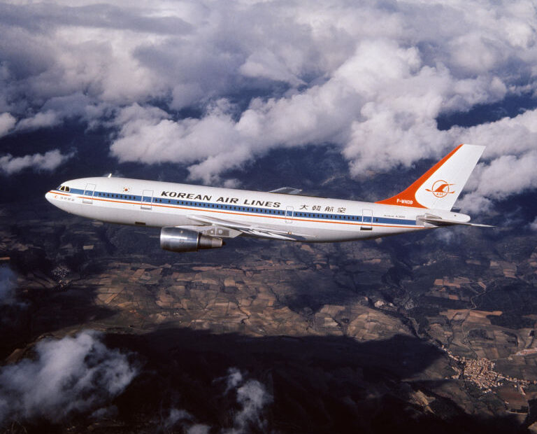 El primer A300B4 de Korean Air vuela con su librea original ©Airbus