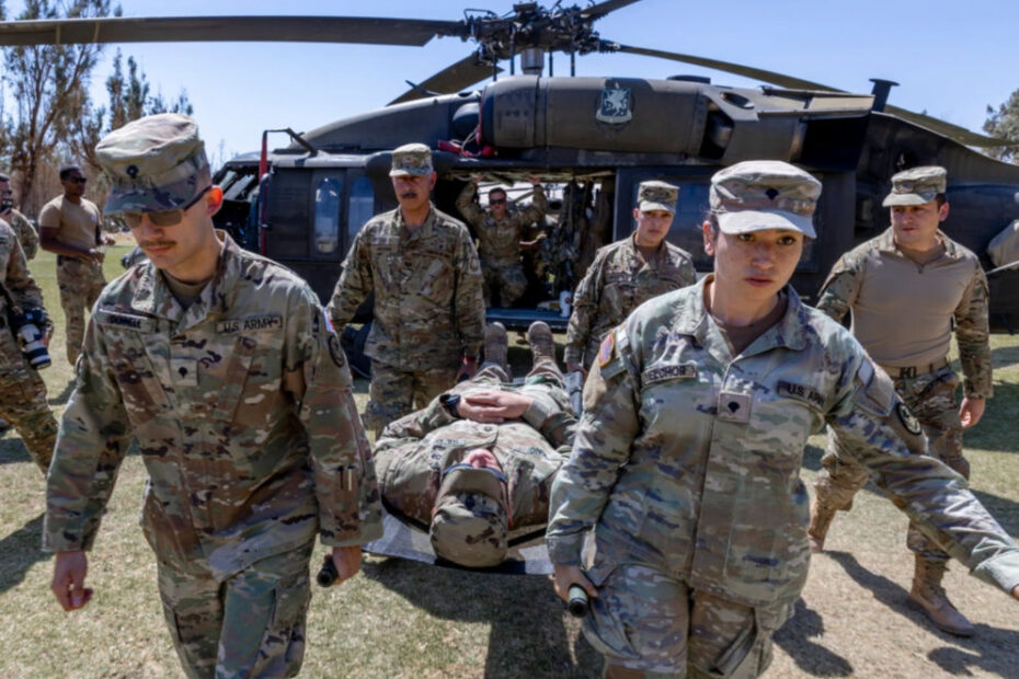 Soldados de la Guardia Nacional de Texas y del ejército chileno transportan una camilla desde un helicóptero estadounidense UH-60 Blackhawk mientras realizan un entrenamiento de evacuación médica durante el ejercicio Southern Fenix 24 (SF24) en el Campo Militar Pozo Almonte, Chile, 29 de agosto de 2024. SF24 es un ejercicio multinacional entre los ejércitos de EE.UU., Chile y Argentina destinado a aumentar la interoperabilidad técnica y de procedimiento al tiempo que fortalece la cooperación hemisférica. (Foto de la Guardia Nacional del Ejército de EE.UU. por el Sargento de Primera Clase Jonathan Pietrantoni)