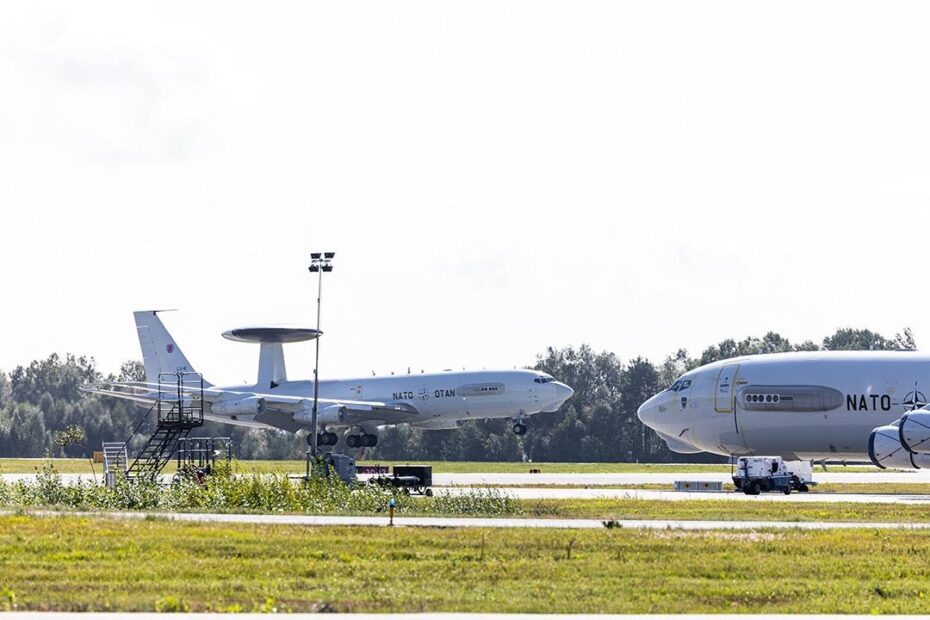 Durante tres semanas, aviones E-3A de la OTAN realizaron misiones de vigilancia y control en un espacio aéreo al norte de Islandia como parte de las operaciones conjuntas de vigilancia de la OTAN. Fotografía de Ella Hagen.