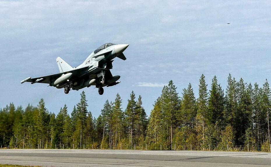 Un Eurofighter alemán practica el touch-and-go, es decir, aterriza brevemente y despega de nuevo, en una carretera rural finlandesa ©Bundeswehr/Jolie