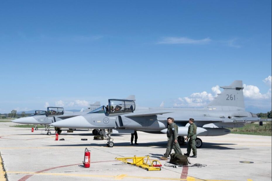 El equipo de la Fuerza Aérea Sueca alista sus jets JAS-39 Gripen en Andravida. Bien integrados como el miembro más joven de la OTAN, los jets suecos volarán en misiones combinadas en apoyo de sofisticadas operaciones multidominio. Foto de Alexandros Chalkopoulos.