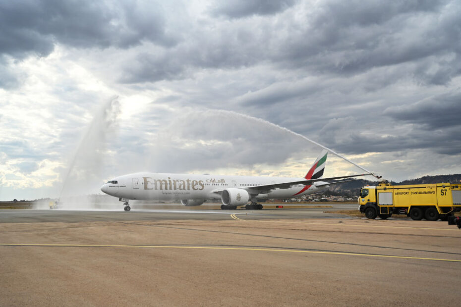 El EK707 fue recibido con una descarga de cañones de agua ©Emirates