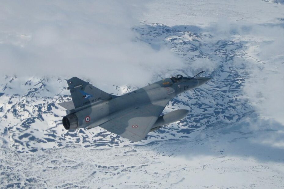 Un destacamento Mirage 2000-5 de las Fuerzas Aéreas y Espaciales francesas -en 2008- inició la misión aérea de la OTAN en Islandia demostrando el enfoque colectivo para salvaguardar el espacio aéreo de la OTAN y la solidaridad entre los Aliados. Foto cortesía de la Fuerza Aérea y Espacial Francesa.