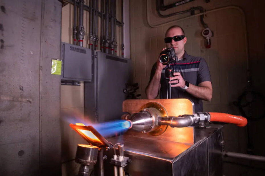 Michael Presby, ingeniero de investigación de materiales del Centro de Investigación Glenn de la NASA en Cleveland, ajusta una cámara termográfica de infrarrojos utilizada para controlar el perfil de temperatura de un revestimiento de barrera ambiental de alta temperatura desarrollado por la NASA y depositado sobre un compuesto de matriz cerámica en apoyo del proyecto HyTEC de la agencia. La temperatura de la superficie del revestimiento de barrera ambiental del compuesto es de 3.000 grados Fahrenheit. ©NASA / Bridget Caswell