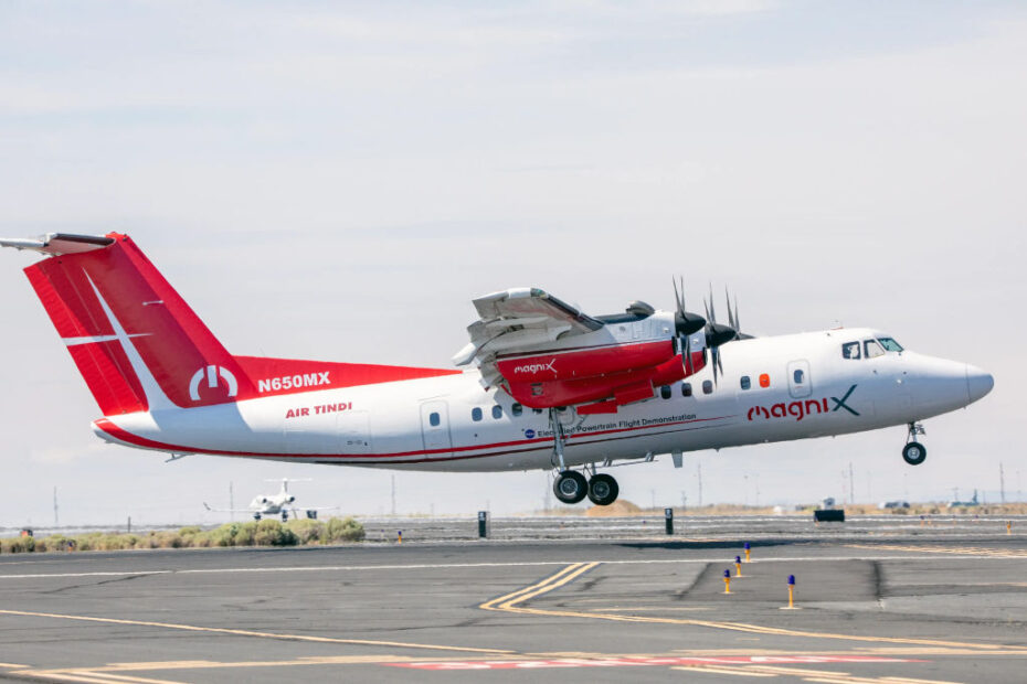 El avión Dash 7 que será modificado para convertirlo en un vehículo híbrido eléctrico de investigación en el marco del proyecto Electrified Powertrain Flight Demonstration de la NASA despega de Moses Lake (Washington) camino de Seattle para asistir a una ceremonia de presentación de su nueva decoración. El avión funciona actualmente con un sistema de propulsión tradicional basado en combustible, pero con el tiempo se modificará con un sistema eléctrico híbrido. ©NASA / David C. Bowman