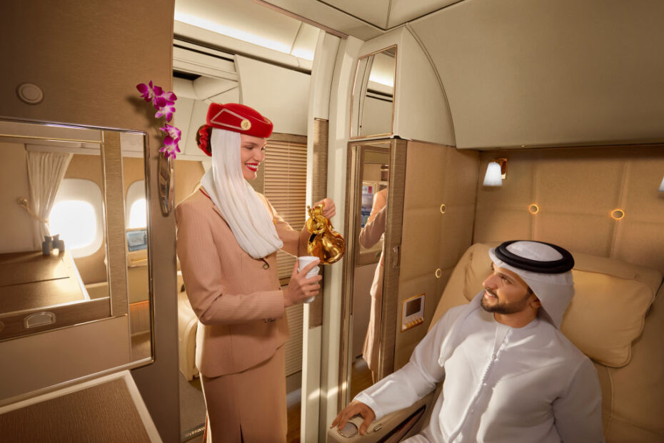 La tripulación de cabina de Emirates sirve una exclusiva mezcla de café arábigo en Primera Clase ©Emirates