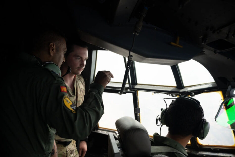 El aviador superior de la Fuerza Aérea de EE.UU. Caleb Kindler, controlador de ataque terminal conjunto del 607º Grupo de Operaciones de Apoyo Aéreo, habla con miembros de la tripulación del C-130J Super Hercules de la Fuerza Aérea de la India durante Tarang Shakti-24 cerca de la Estación de la Fuerza Aérea de Jodhpur, Rajastán, India, 6 de septiembre de 2024. El objetivo del TS24, el mayor ejercicio que ha dirigido India, es reforzar la cooperación militar global y mejorar la coordinación entre las Fuerzas Aéreas participantes y observadoras. (Foto de la Fuerza Aérea de EE.UU. por la sargento mayor Natasha Stannard)