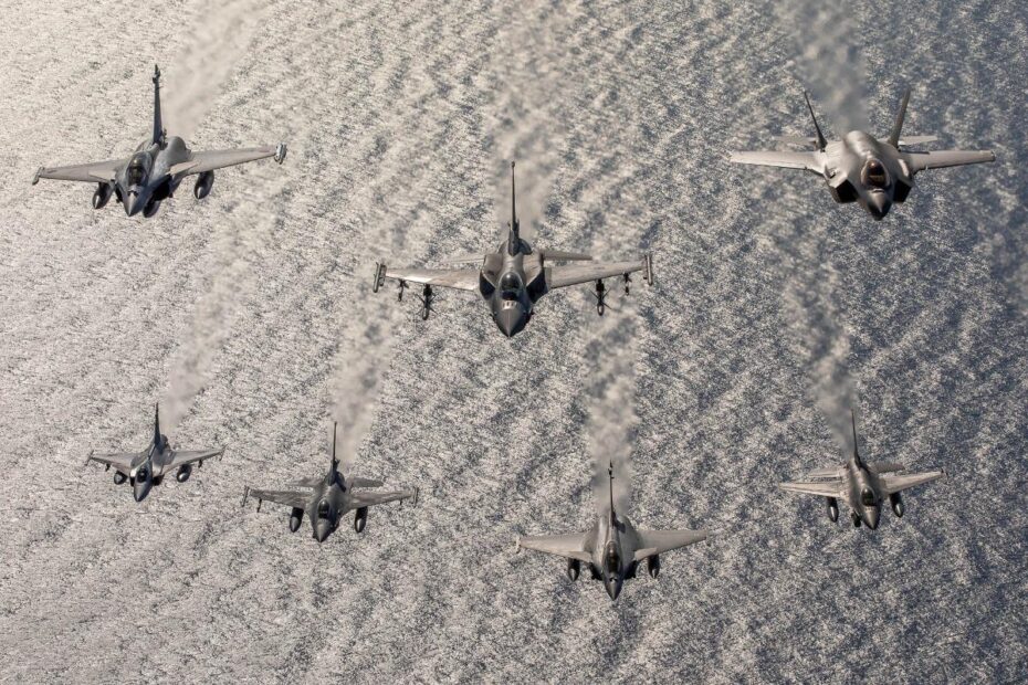 Los pilotos ejecutan habilidades de precisión en formación. Fotografía cortesía de Arnaud Chamberlin