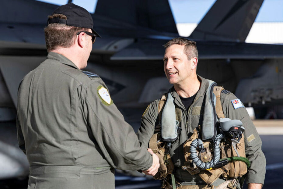 El Jefe de Escuadrilla Jason Gamlin (derecha) es felicitado por su 4000ª hora Hornet por el Oficial al Mando del Ala 82, Capitán de Grupo Paul Jarvis, CSC, en la Base Amberley de la RAAF. ©Australian Department of Defence/Fotógrafo: LACW Taylor Anderson