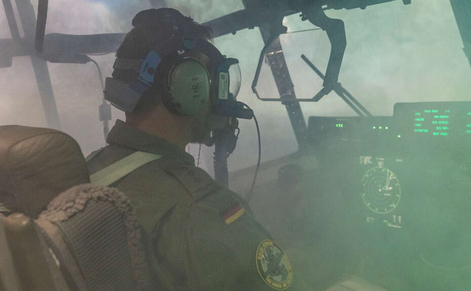 Donde hay humo, no siempre hay fuego: en el simulador de vuelo completo del centro de formación de Évreux, una sofisticada tecnología y una máquina de niebla permiten entrenarse para situaciones peligrosas sin dañar a personas ni máquinas ©Bundeswehr/Francis Hildemann