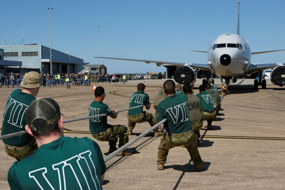 La Compañía Charlie del 7º Batallón del Real Regimiento Australiano participa en un acto benéfico de tirada de aviones Legacy P-8A celebrado en la Base Edinburgh de la RAAF, en Australia Meridional. ©Departamento de Defensa de Australia