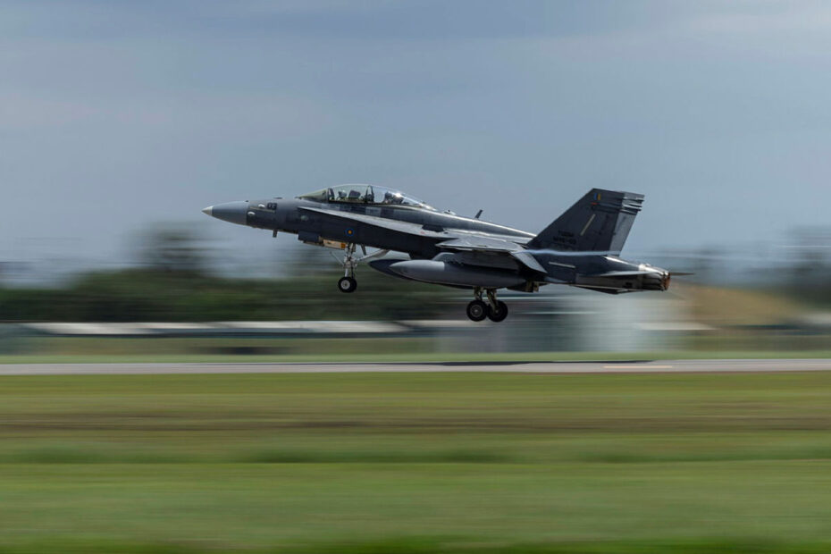 Un F/A-18D Hornet de la Real Fuerza Aérea Malaya (RMAF) despega para una misión de entrenamiento de combate aéreo durante el ejercicio Elangaroo 24, desde la base Butterworth de la RMAF. LACW Maddison Scott ©Defensa de Australia