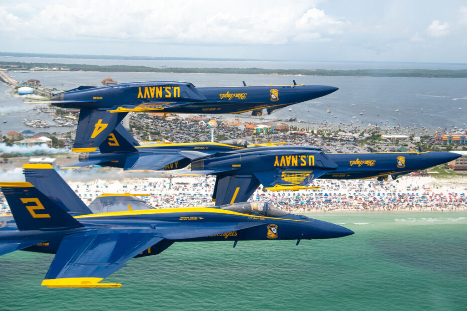 Escuadrón de Demostración de Vuelo de la Armada, los Blue Angels, pilotos de diamante realizan la maniobra de doble farvel durante el Espectáculo Aéreo de Pensacola Beach. ©US Navy