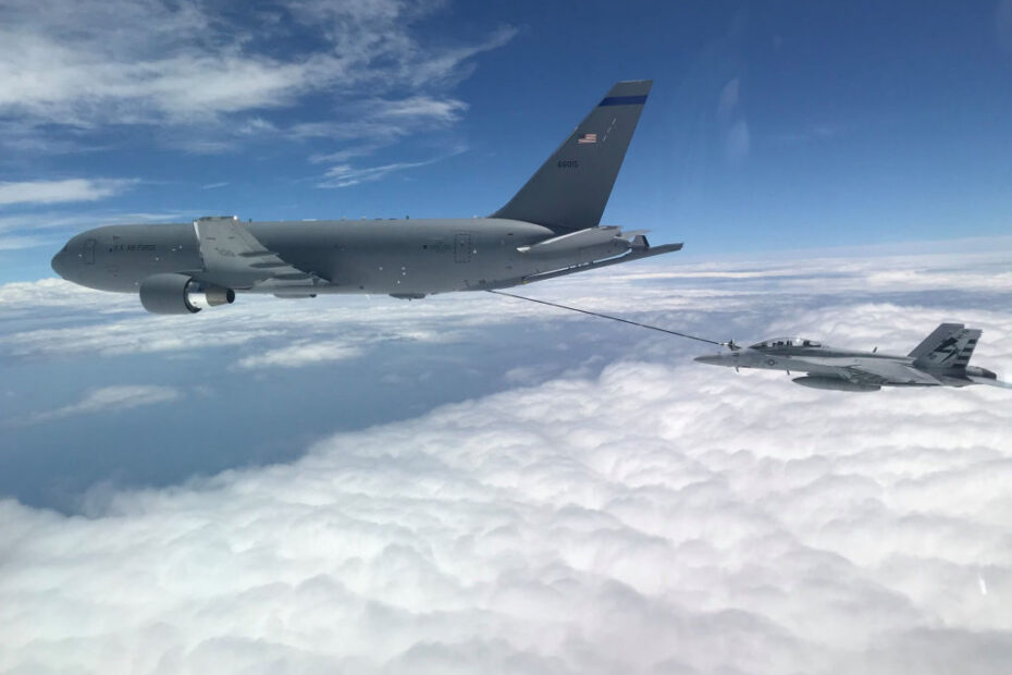 Un KC-46A Pegasus reabastece a un F/A-18F Super Hornet de la Marina de los EE.UU. frente a la costa de Maryland, el 1 de julio de 2020. Esta fue la primera vez que la tripulación utilizó el sistema de drogue central del KC-46A para repostar un avión. (Foto de la Armada de EE.UU. por el teniente Zach Fisher)