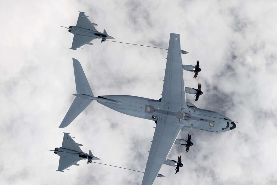 Las maniobras de reabastecimiento en vuelo se cuentan entre las más complejas de las operaciones de vuelo militares. Las aeronaves implicadas, como un A400M y dos Eurofighters aquí, se acercan a pocos metros de distancia sobre el norte de Alemania. ©Bundeswehr/Christian Timmig