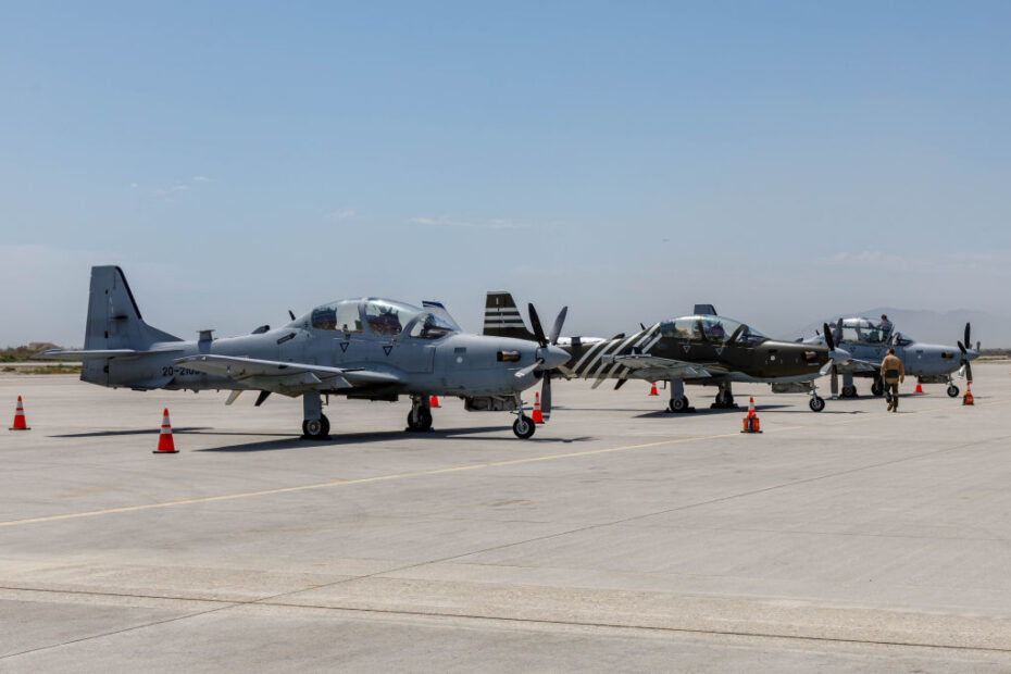 Tres A-29 Super Tucanos se preparan para un vuelo de transbordador a la Base Edwards de la Fuerza Aérea, California, el 18 de agosto de 2024, donde se unirán a una flota única en la Escuela de Pilotos de Pruebas de la Fuerza Aérea de EE.UU.. La adición de aviones moderniza y amplía el plan de estudios de la TPS para acelerar el despliegue de la capacidad de combate de la Fuerza Aérea de EE.UU.. (Foto de la Fuerza Aérea de EE.UU. por Richard Gonzales)